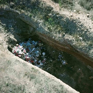 La fosa de residuos potencialmente contaminantes.